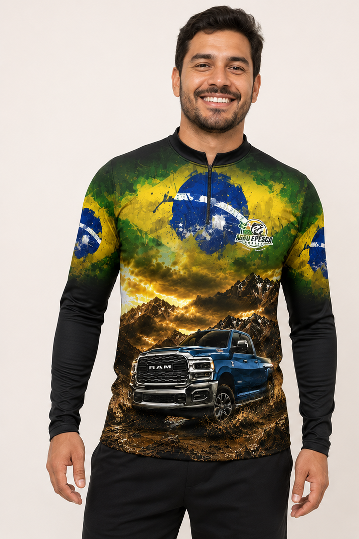 Pessoa usando a camiseta modelo Ram Brasil