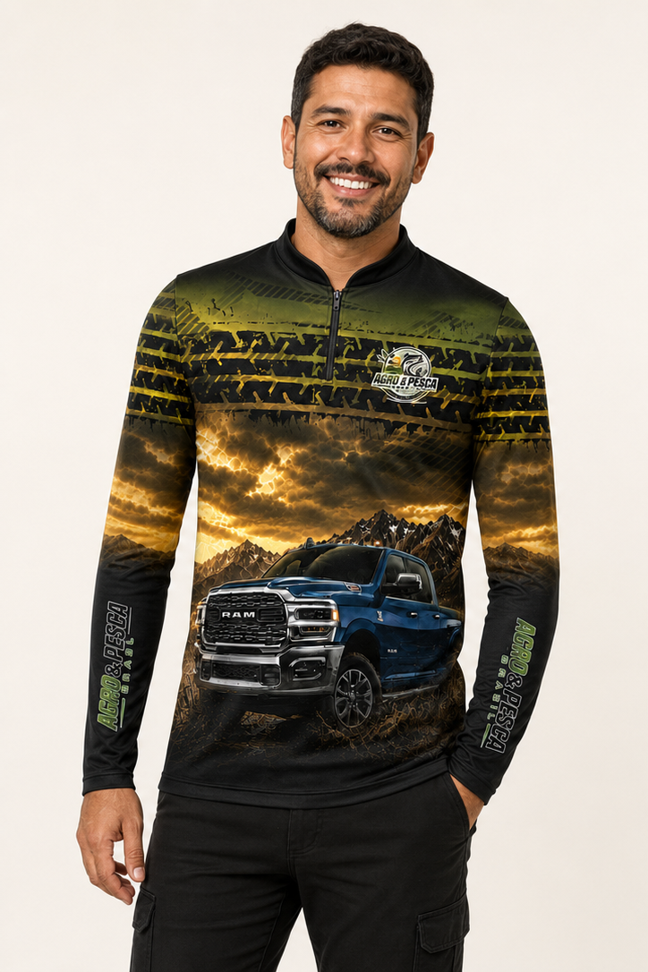 Pessoa usando a camiseta modelo Ram