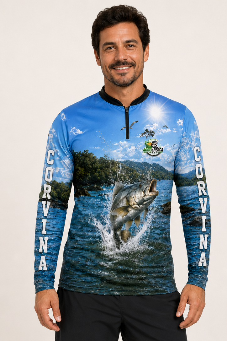Pessoa usando a camiseta modelo Corvina