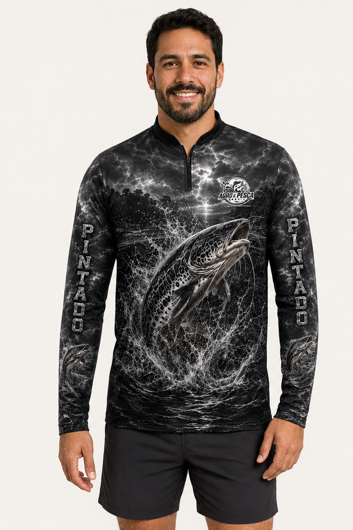 Pessoa usando a camiseta modelo Pintado